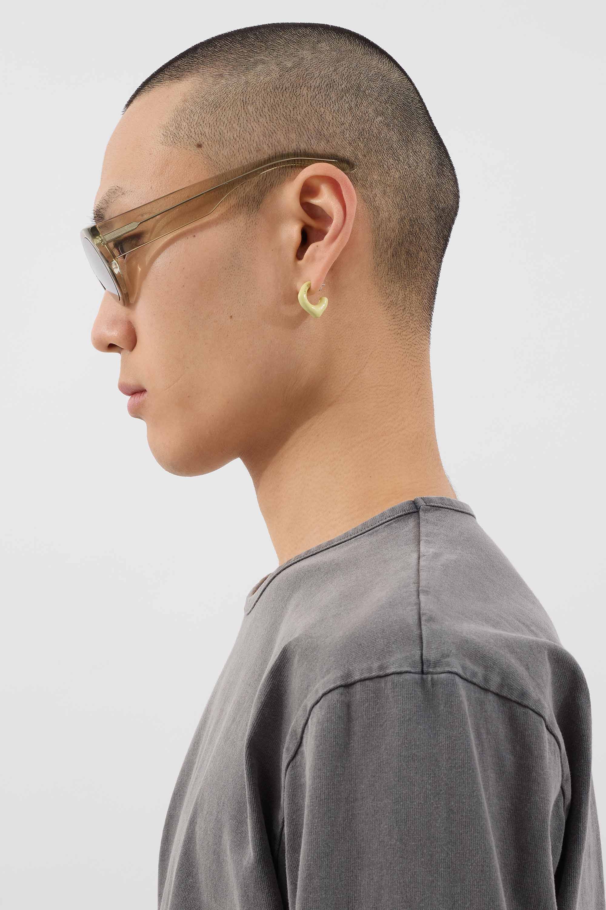 SINGLE METALLIZED EARRING / cream shiny