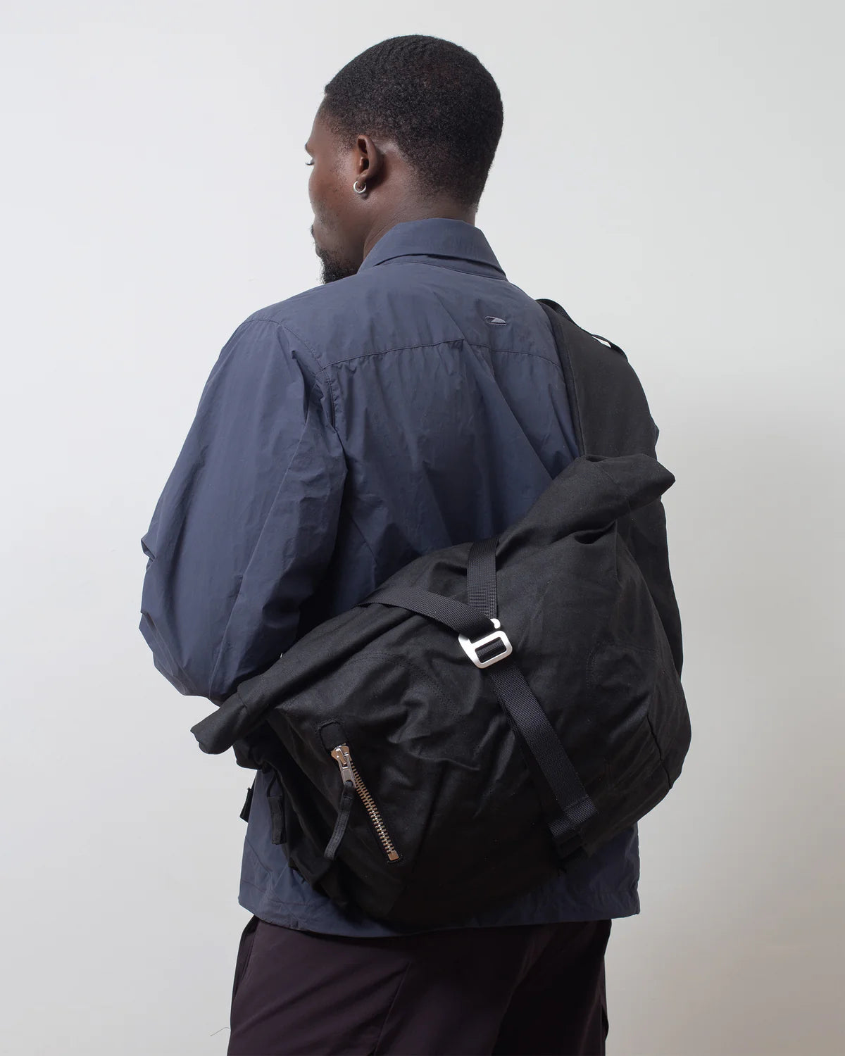 Bubble-Roll Wax Messenger Bag Black